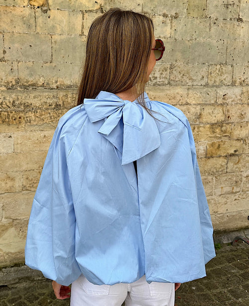 Blouse met open rug en strik - lichtblauw