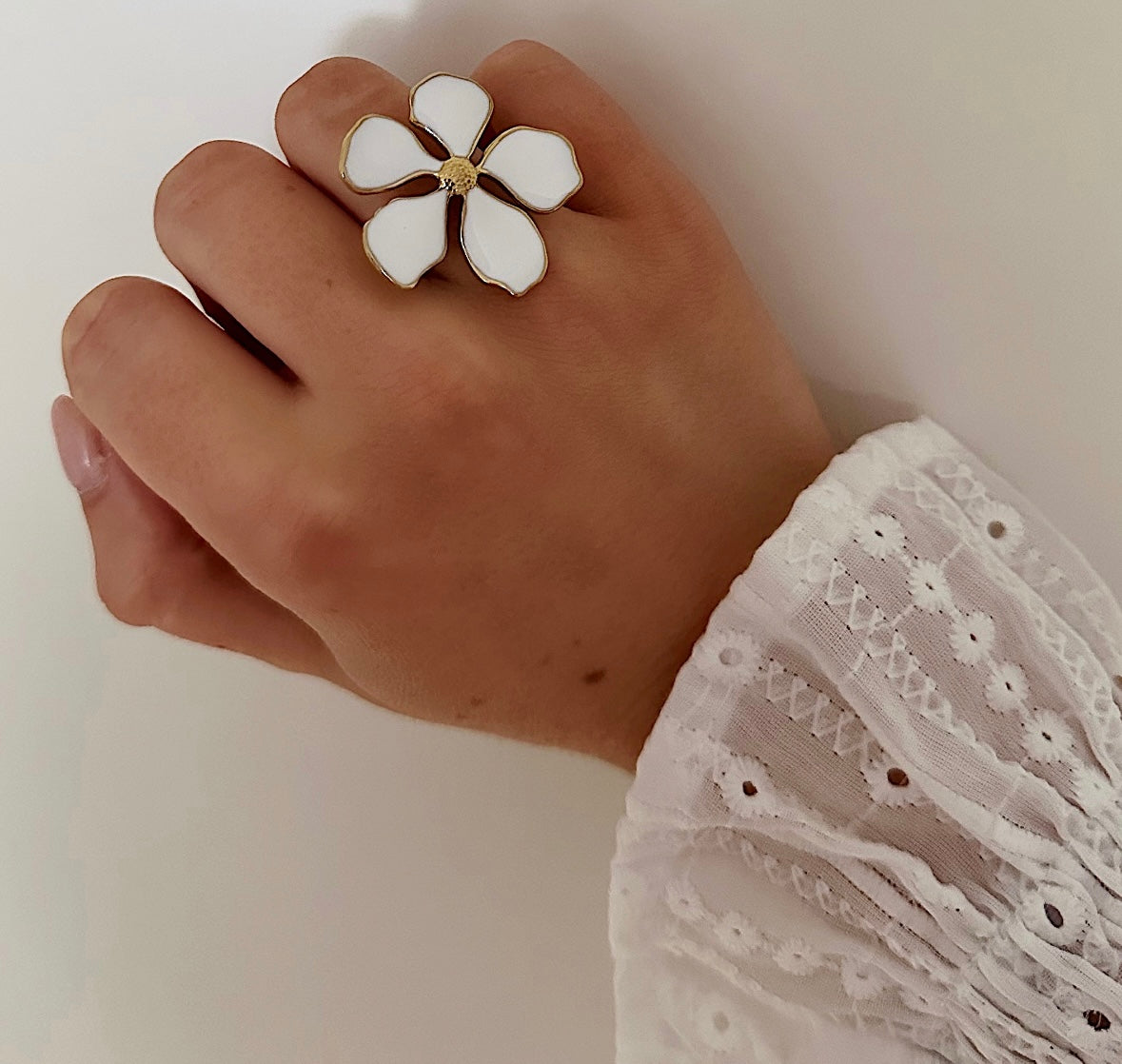 White Flower Ring Gold