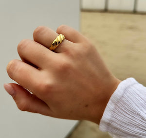 Croissant Ring Gold