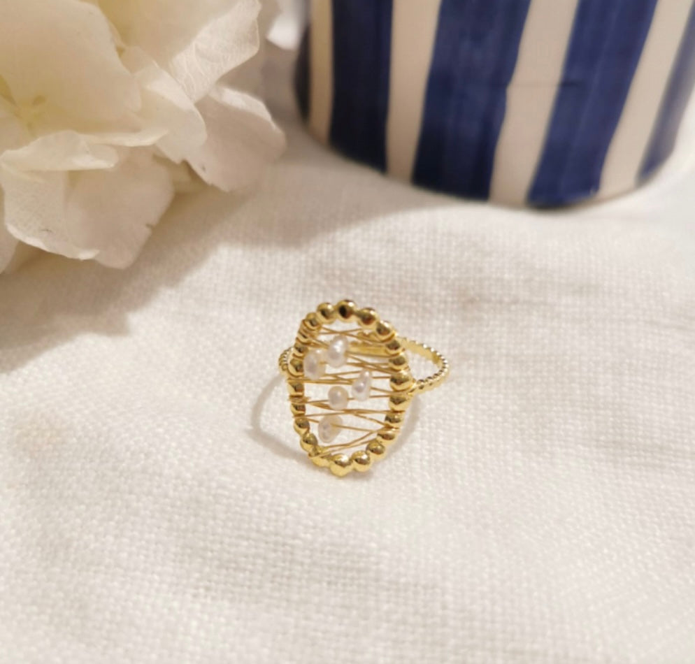 Pearly Oval Ring Gold